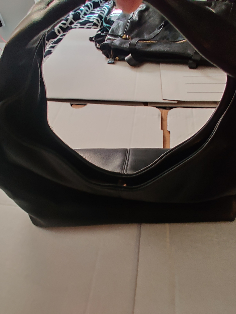 Minimalist Black Leather Shoulder Bag - Sleek Everyday Carry
